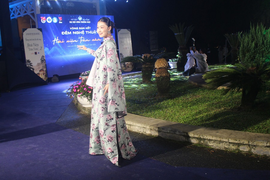 Người mẫu trẻ trình diễn trong điều kiện thời tiết không thuận. Người mẫu trẻ trình diễn trong điều kiện thời tiết không thuận.