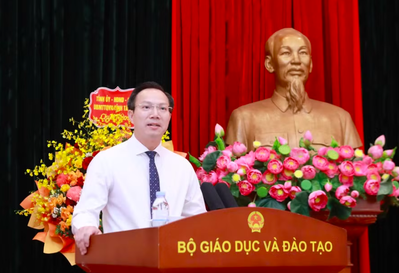 Thứ trưởng Đo&agrave;n Trung Ki&ecirc;n đại diện ph&aacute;t biểu nhận nhiệm vụ.