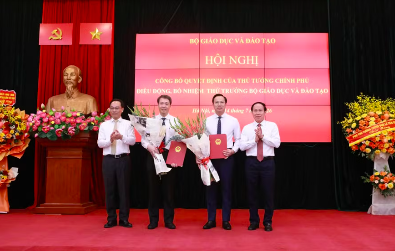 Trao Quyết định điều động, bổ nhiệm hai Thứ trưởng Bộ GD&ĐT
