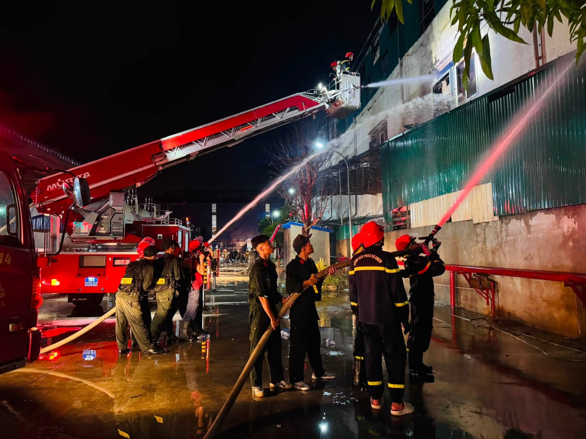 Lực lượng chức năng tỉnh Thanh H&oacute;a triển khai chữa ch&aacute;y.