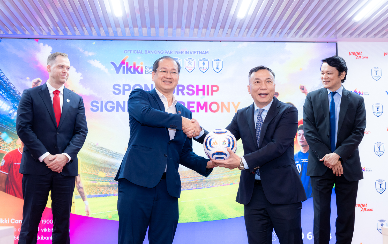 T&ocirc;̉ng Giám đ&ocirc;́c Vikki, &ocirc;ng Tr&acirc;̀n Xu&acirc;n Huy nhận b&oacute;ng lưu niệm từ đại diện AFF tại lễ c&ocirc;ng bố hợp t&aacute;c.
