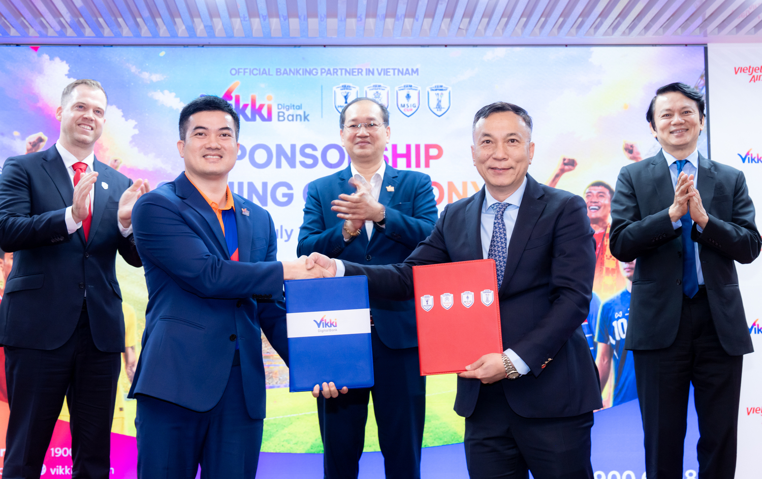 Đại diện AFF trao bi&ecirc;n bản hợp t&aacute;c cho Ng&acirc;n h&agrave;ng Số Vikki, đ&aacute;nh dấu mối quan hệ hợp t&aacute;c giữa hai b&ecirc;n