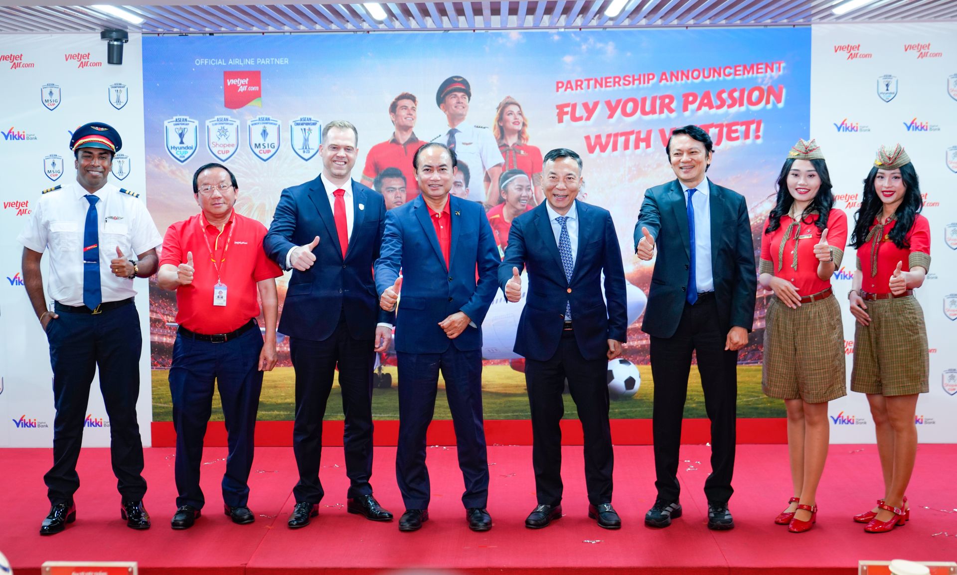 Phi h&agrave;nh đo&agrave;n Vietjet c&ugrave;ng l&atilde;nh đạo AFF, Sportfive, Vietjet tại lễ c&ocirc;ng bố hợp t&aacute;c chiến lược.