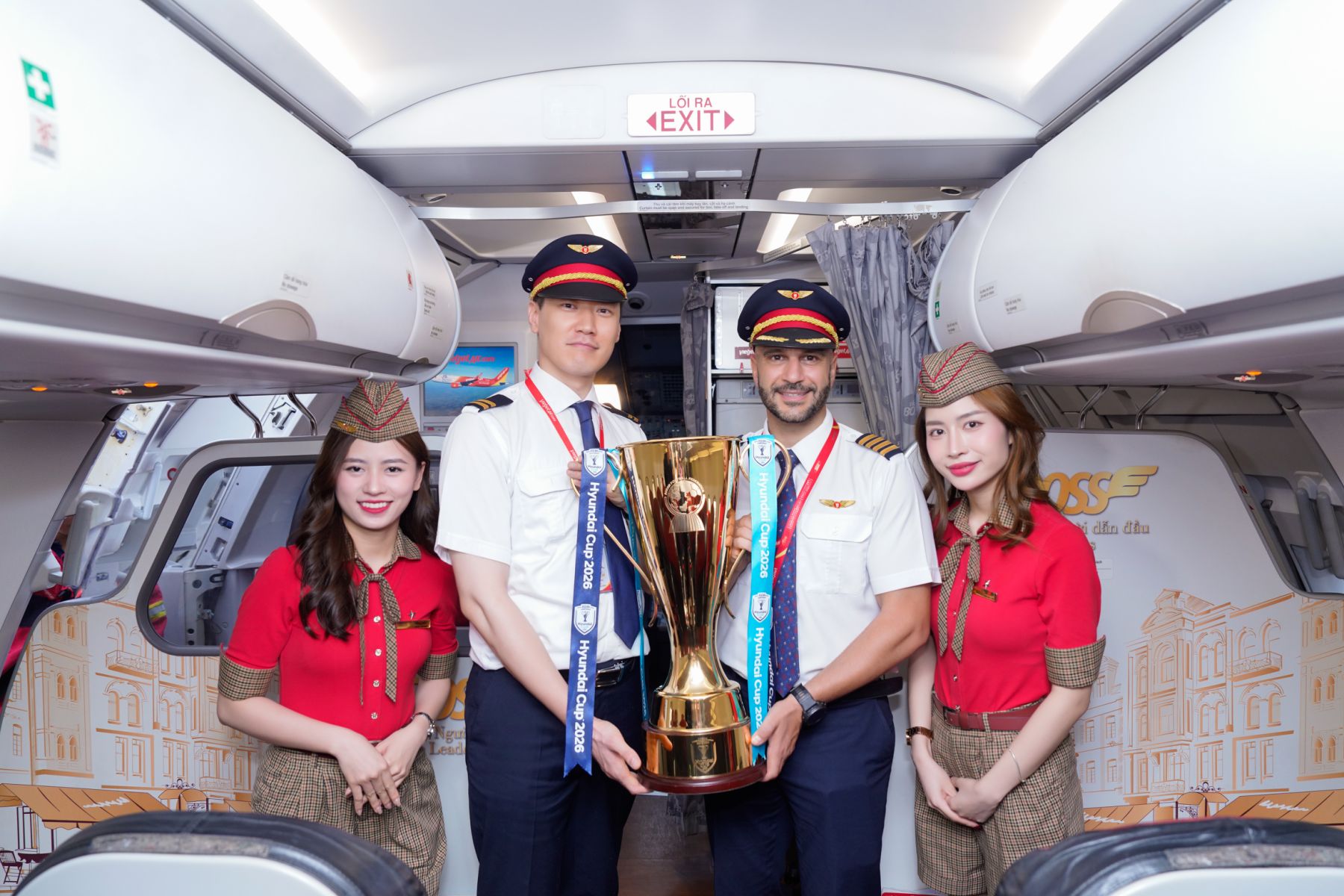 C&uacute;p v&ocirc; địch ASEAN Huyndai Cup được chuy&ecirc;n chở đ&ecirc;́n Vi&ecirc;̣t Nam tr&ecirc;n chuy&ecirc;́n bay Vietjet
