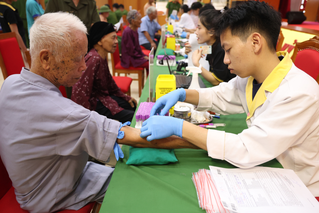 Nhiều th&acirc;n nh&acirc;n liệt sĩ của 4 địa phương được thu nhận mẫu kỹ lưỡng, ch&iacute;nh x&aacute;c