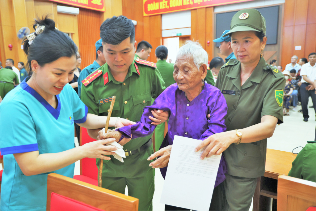 Gia đ&igrave;nh v&agrave; c&aacute;c lực lượng hỗ trợ người cao tuổi l&agrave; th&acirc;n nh&acirc;n liệt sĩ đến khu vực lấy mẫu