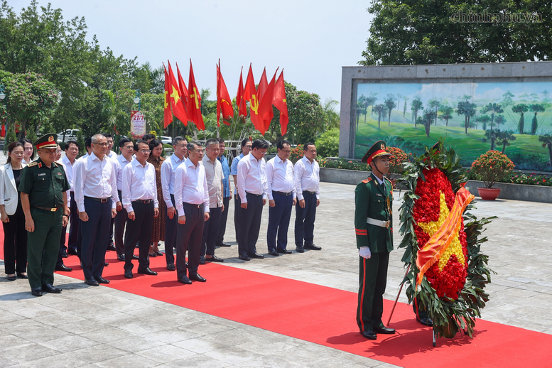 Thủ tướng Ch&iacute;nh phủ v&agrave; c&aacute;c đại biểu d&acirc;ng hương, d&acirc;ng hoa tại Đ&agrave;i tưởng niệm Anh h&ugrave;ng Liệt sĩ tỉnh Ph&uacute; Thọ - Ảnh: VGP/Nhật Bắc