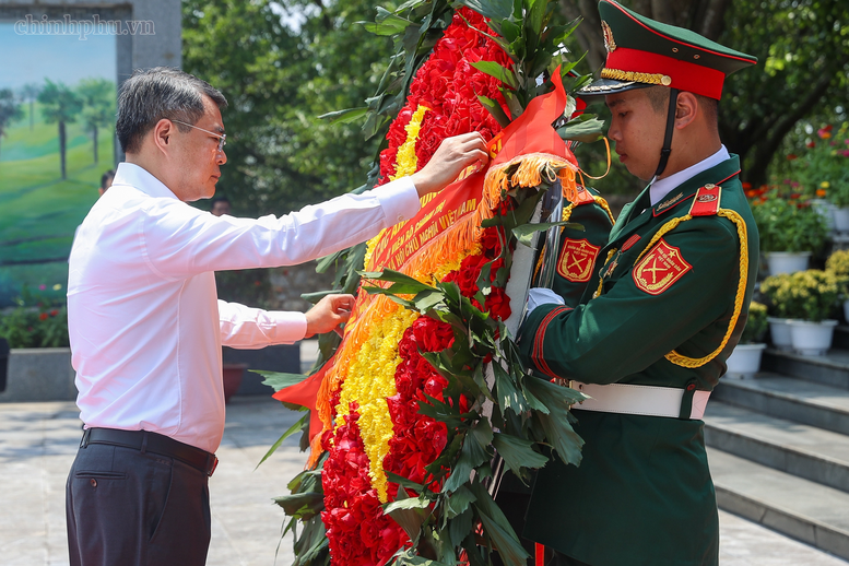 Thủ tướng Ch&iacute;nh phủ d&acirc;ng hoa tại Đ&agrave;i tưởng niệm Anh h&ugrave;ng Liệt sĩ tỉnh Ph&uacute; Thọ - Ảnh: VGP/Nhật Bắc