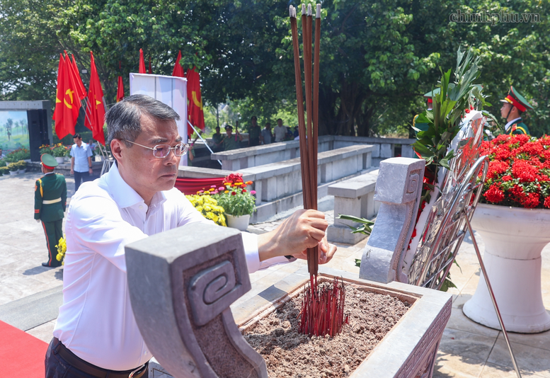 Thủ tướng Ch&iacute;nh phủ d&acirc;ng hương tại Đ&agrave;i tưởng niệm Anh h&ugrave;ng Liệt sĩ tỉnh Ph&uacute; Thọ - Ảnh: VGP/Nhật Bắc