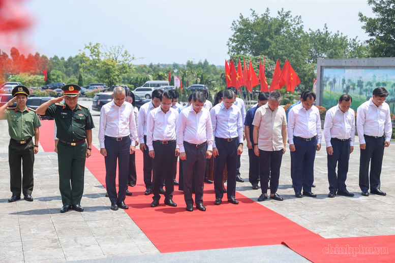 Thủ tướng Ch&iacute;nh phủ v&agrave; c&aacute;c đại biểu b&agrave;y tỏ l&ograve;ng biết ơn s&acirc;u sắc v&agrave; đời đời ghi nhớ c&ocirc;ng lao to lớn của c&aacute;c Anh h&ugrave;ng liệt sĩ - Ảnh: VGP/Nhật Bắc