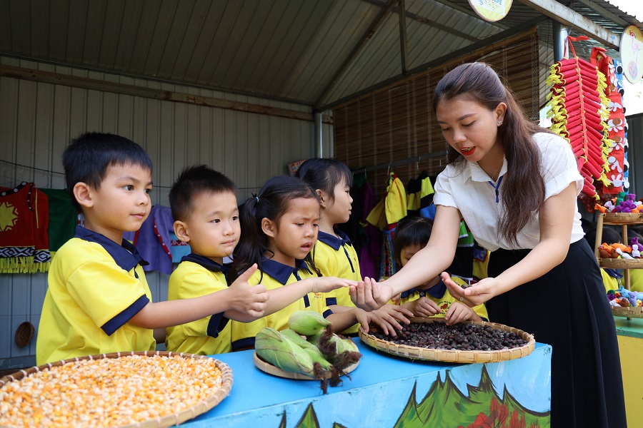 C&ocirc; v&agrave; trẻ Trường Mầm non Hoa Hồng ở x&atilde; Tuy Đức trong tiết trải nghiệm.