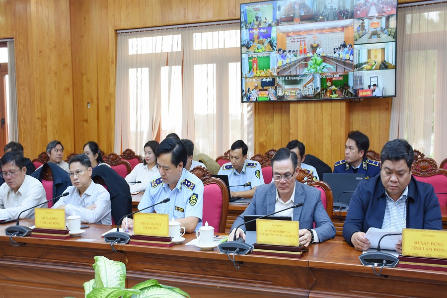 Đại diện l&atilde;nh đạo c&aacute;c sở, ng&agrave;nh, đơn vị tham dự hội nghị.