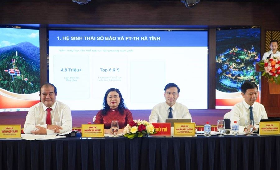 Phó Chủ tịch UBND tỉnh Nguyễn Thị Nguyệt, Giám đốc Sở VH-TT&DL Nguyễn Viết Trường, Phó Giám đốc Sở VH-TT&DL Nguyễn Công Thành và Chủ tịch Hiệp hội du lịch Hà Tĩnh Trần Công Lâm chủ trì tọa đàm. Phó Chủ tịch UBND tỉnh Nguyễn Thị Nguyệt, Giám đốc Sở VH-TT&DL Nguyễn Viết Trường, Phó Giám đốc Sở VH-TT&DL Nguyễn Công Thành và Chủ tịch Hiệp hội du lịch Hà Tĩnh Trần Công Lâm chủ trì tọa đàm.