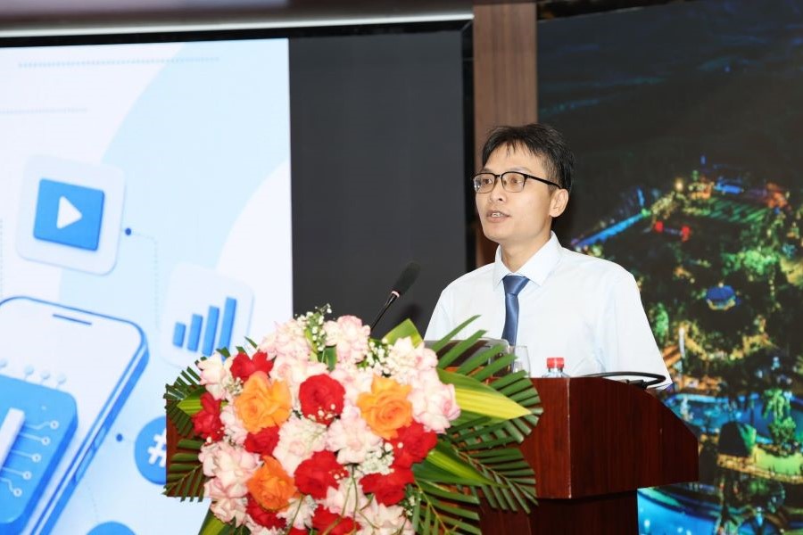 TS Lương Đông Sơn, Giảng viên Viện Báo chí - Truyền thông, Học viện Báo chí và Tuyên truyền trình bày tham luận với chủ đề “Ứng dụng AI trong truyền thông mạng xã hội nhằm kết nối khách hàng và thúc đẩy tiêu thụ sản phẩm du lịch tỉnh Hà Tĩnh” TS Lương Đông Sơn, Giảng viên Viện Báo chí - Truyền thông, Học viện Báo chí và Tuyên truyền trình bày tham luận với chủ đề “Ứng dụng AI trong truyền thông mạng xã hội nhằm kết nối khách hàng và thúc đẩy tiêu thụ sản phẩm du lịch tỉnh Hà Tĩnh”