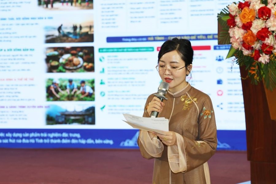 Bà Cao Thị Thanh, Giám đốc Chi nhánh Công ty Cổ phần Du lịch Vietravel tại Nghệ An trình bày tham luận Bà Cao Thị Thanh, Giám đốc Chi nhánh Công ty Cổ phần Du lịch Vietravel tại Nghệ An trình bày tham luận