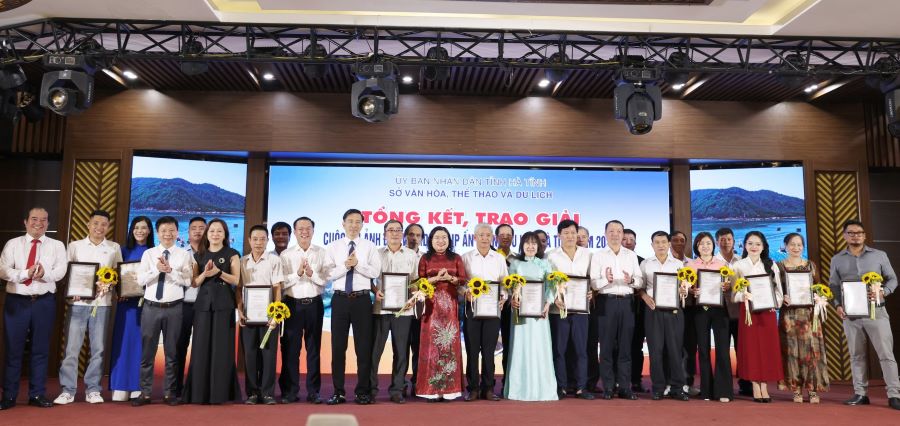 Lãnh đạo tỉnh cùng Ban Tổ chức trao 25 giải thưởng cho các tác giả, nhóm tác giả đạt giải cuộc thi Ảnh đẹp và video clip ấn tượng về du lịch Hà Tĩnh Lãnh đạo tỉnh cùng Ban Tổ chức trao 25 giải thưởng cho các tác giả, nhóm tác giả đạt giải cuộc thi Ảnh đẹp và video clip ấn tượng về du lịch Hà Tĩnh