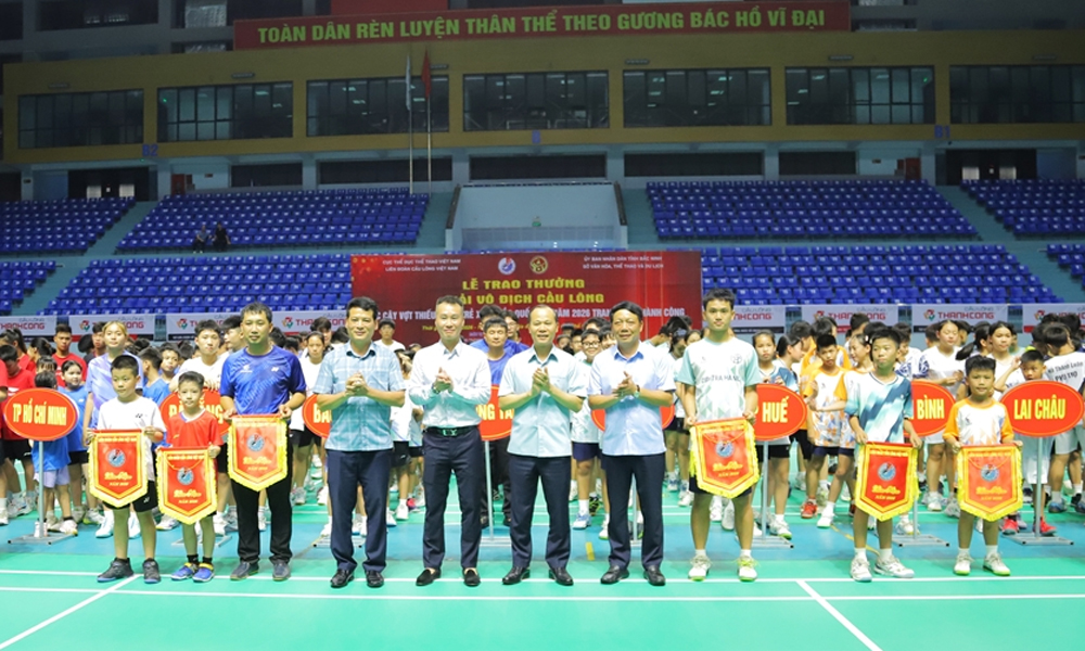 Các đại biểu và Ban Tổ chức trao cờ lưu niệm cho các đội dự Giải. Các đại biểu và Ban Tổ chức trao cờ lưu niệm cho các đội dự Giải.