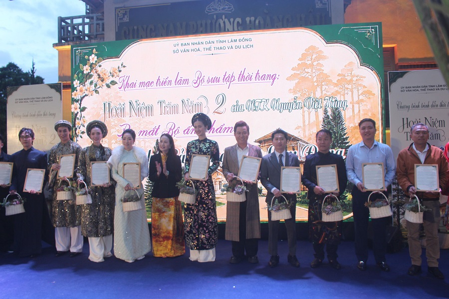 Lãnh đạo Sở Văn hóa, Thể thao và Du lịch Lâm Đồng trao thư cảm ơn cho các tập thể, cá nhân góp tâm sức làm nên chương trình. Lãnh đạo Sở Văn hóa, Thể thao và Du lịch Lâm Đồng trao thư cảm ơn cho các tập thể, cá nhân góp tâm sức làm nên chương trình.