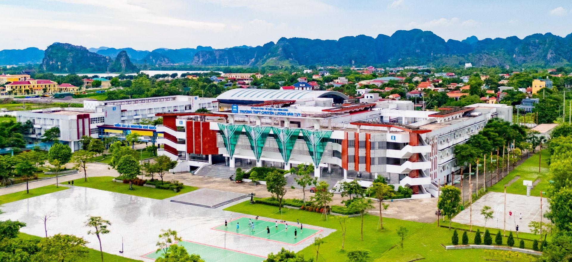 Trường THPT Chuy&ecirc;n Lương Văn Tụy, Ninh B&igrave;nh được x&acirc;y dựng khang trang, đồng bộ