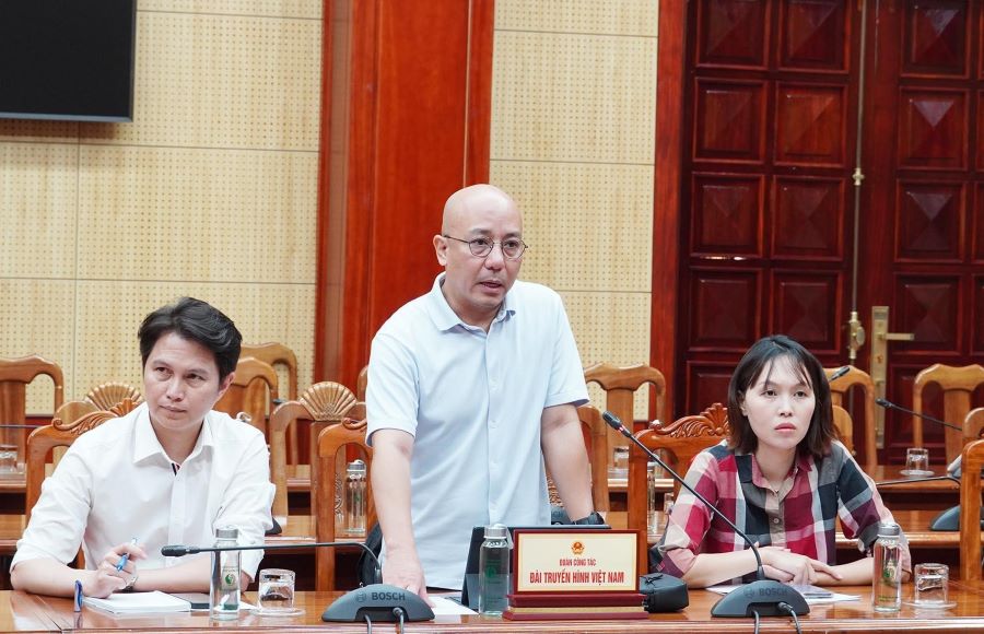 Phó Trưởng Ban Văn hóa - Giải trí Đài Truyền hình Việt Nam Phan Lạc Long trao đổi tại buổi làm việc Phó Trưởng Ban Văn hóa - Giải trí Đài Truyền hình Việt Nam Phan Lạc Long trao đổi tại buổi làm việc