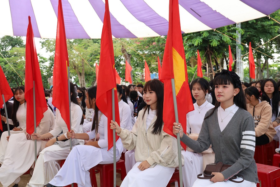 Sở cũng đề nghị lồng gh&eacute;p việc học tập, noi gương c&aacute;c điển h&igrave;nh ti&ecirc;n tiến v&agrave;o c&aacute;c hoạt động gi&aacute;o dục truyền thống, sinh hoạt ch&iacute;nh trị, chuy&ecirc;n đề, hoạt động trải nghiệm v&agrave; ngoại kh&oacute;a.