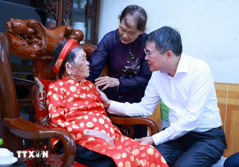 Thủ tướng Lê Minh Hưng thăm Mẹ Việt Nam Anh hùng Nguyễn Thị Phước, sinh năm 1916, tại phường Vân Phú, tỉnh Phú Thọ. (Ảnh: Dương Giang/TTXVN) Thủ tướng Lê Minh Hưng thăm Mẹ Việt Nam Anh hùng Nguyễn Thị Phước, sinh năm 1916, tại phường Vân Phú, tỉnh Phú Thọ. (Ảnh: Dương Giang/TTXVN)