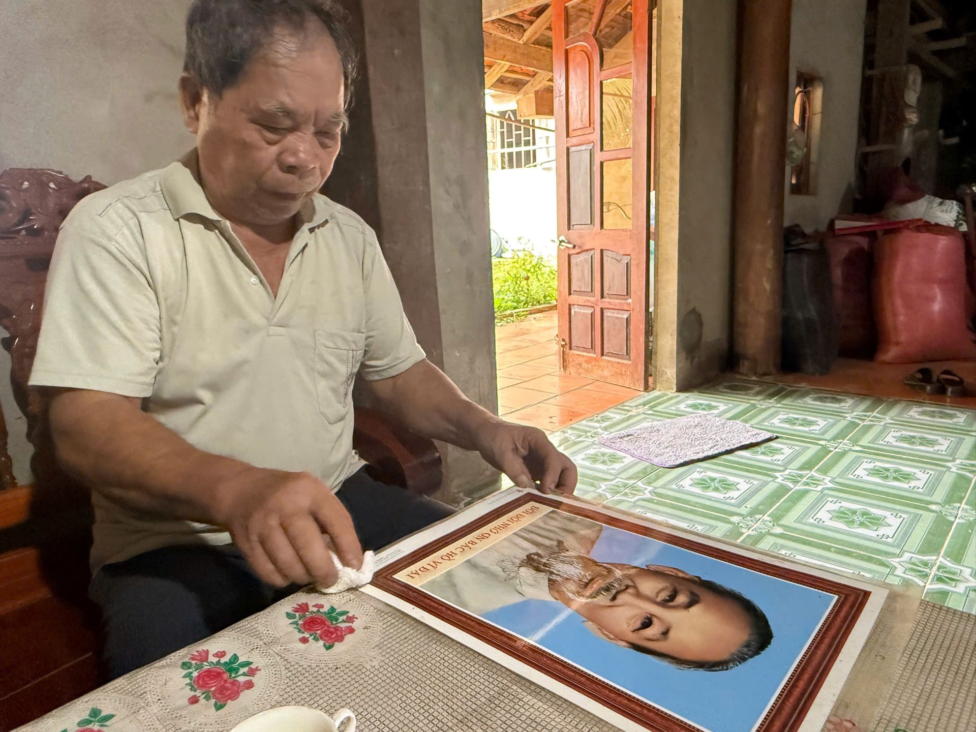 Với &ocirc;ng N&ocirc;ng Văn Cắm, ảnh Chủ tịch Hồ Ch&iacute; Minh lu&ocirc;n được treo trang trọng trong nh&agrave; v&agrave; thay mới ngay khi đ&atilde; cũ, thể hiện l&ograve;ng k&iacute;nh y&ecirc;u đối với B&aacute;c.