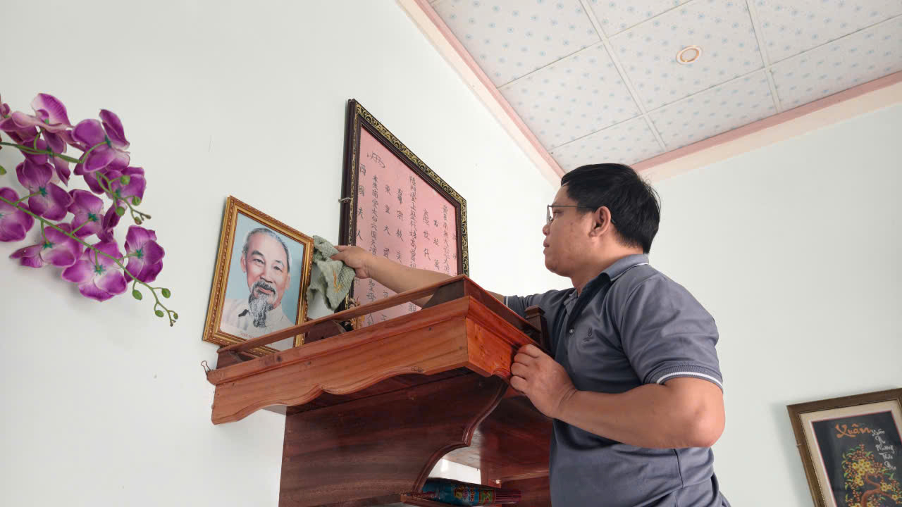 &Ocirc;ng N&ocirc;ng Văn Thụ kh&ocirc;ng qu&ecirc;n thắp hương, lau ch&ugrave;i ảnh Chủ tịch Hồ Ch&iacute; Minh cẩn thận mỗi khi c&uacute;ng gia ti&ecirc;n.