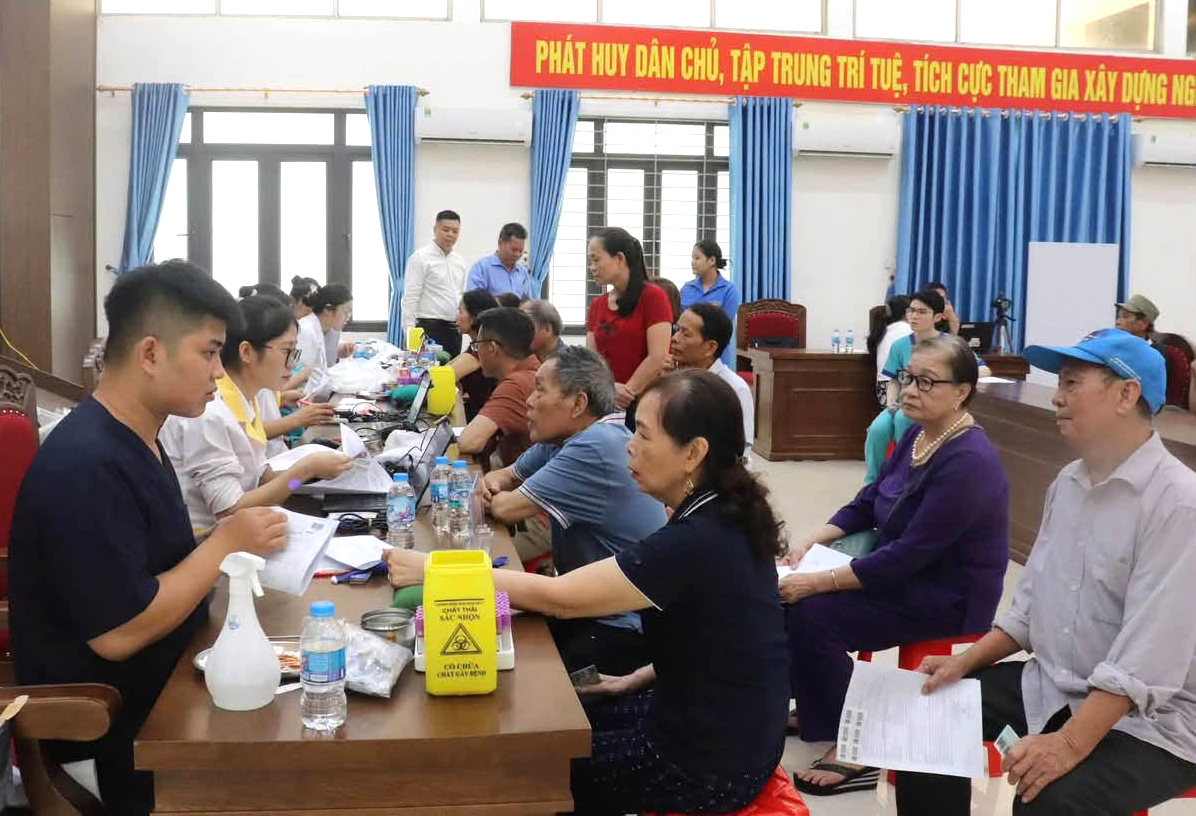 UBND phường Lào Cai phối hợp với Tổ thu nhận số 2 Công an tỉnh Lào Cai tổ chức thu nhận mẫu sinh phẩm ADN cho 721 thân nhân liệt sĩ chưa xác định được danh tính. UBND phường Lào Cai phối hợp với Tổ thu nhận số 2 Công an tỉnh Lào Cai tổ chức thu nhận mẫu sinh phẩm ADN cho 721 thân nhân liệt sĩ chưa xác định được danh tính.