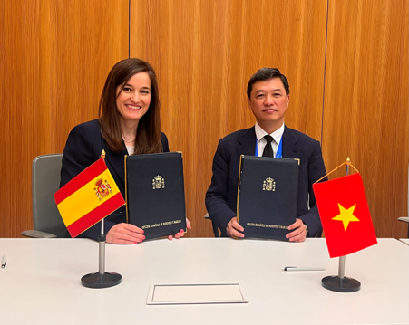 Ông Lưu Hoàng Long, Cục trưởng Cục SHTT và bà Elisa Rodríguez, Giám đốc Cơ quan Sáng chế và Nhãn hiệu Tây Ban Nha ký kết Bản ghi nhớ hợp tác song phương giữa hai Cơ quan (Nguồn: Cục SHTT) Ông Lưu Hoàng Long, Cục trưởng Cục SHTT và bà Elisa Rodríguez, Giám đốc Cơ quan Sáng chế và Nhãn hiệu Tây Ban Nha ký kết Bản ghi nhớ hợp tác song phương giữa hai Cơ quan (Nguồn: Cục SHTT)