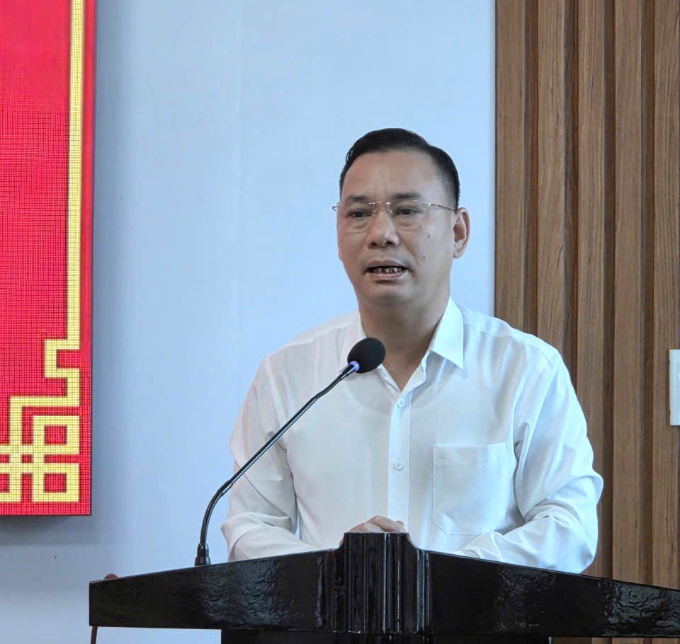 Chủ tịch UBND x&atilde; Nghĩa Sơn Nguyễn Xu&acirc;n Liễm th&ocirc;ng tin kết quả ph&aacute;t triển kinh tế - x&atilde; hội 6 th&aacute;ng đầu năm 2026 tới c&aacute;c cơ quan b&aacute;o ch&iacute;