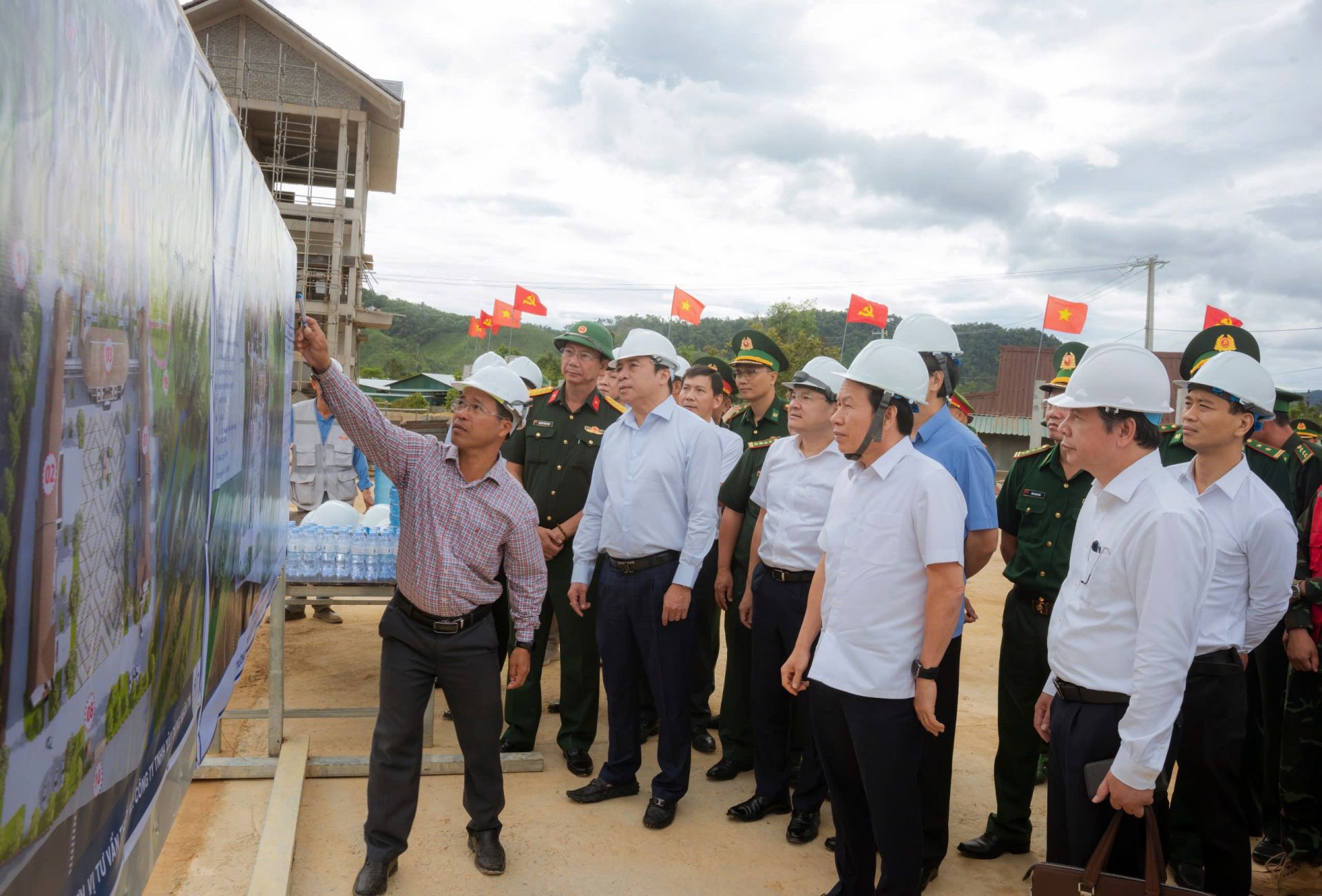 Đoàn công tác đang nghe báo cáo Đoàn công tác đang nghe báo cáo