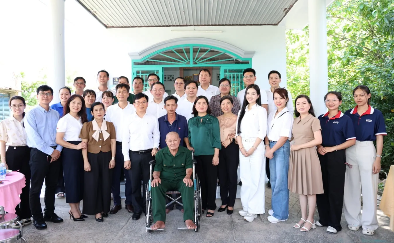 Ông Đặng Hoài Đức, Phó Tổng Giám đốc cùng đại diện Vietcombank trao những phần quà ý nghĩa, gửi lời tri ân tới gia đình cựu chiến binh Châu Văn Đực tại xã Củ Chi nhân dịp khánh thành nhà tình nghĩa Ông Đặng Hoài Đức, Phó Tổng Giám đốc cùng đại diện Vietcombank trao những phần quà ý nghĩa, gửi lời tri ân tới gia đình cựu chiến binh Châu Văn Đực tại xã Củ Chi nhân dịp khánh thành nhà tình nghĩa