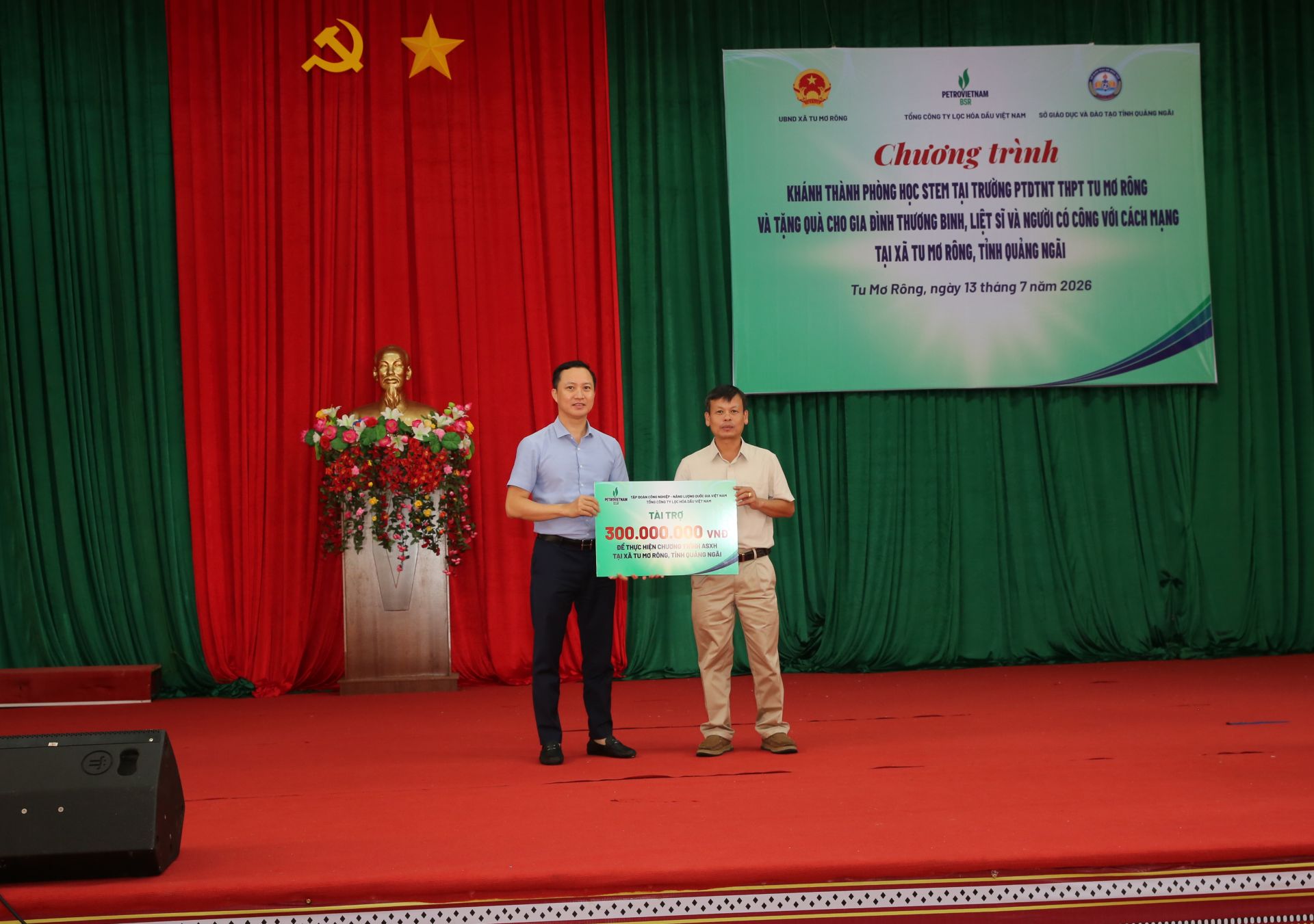 &Ocirc;ng Phạm Minh Nghĩa - Ph&oacute; Tổng Gi&aacute;m đốc BSR trao hỗ trợ x&atilde; Tu Mơ R&ocirc;ng thực hiện c&aacute;c hoạt động an sinh x&atilde; hội