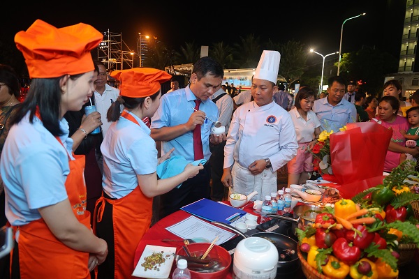 &Ocirc;ng Nguyễn Thanh Hải- Tổng Gi&aacute;m đốc C&ocirc;ng ty Yến s&agrave;o Kh&aacute;nh H&ograve;a kiểm tra thực tế tại Lễ hội ẩm thực Yến s&agrave;o 2025