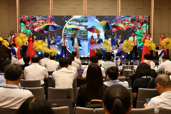 Văn nghệ ch&agrave;o mừng