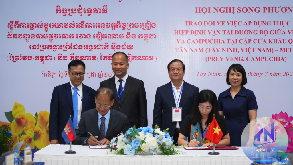 Việt Nam - Campuchia thống nhất triển khai vận tải qua Cửa khẩu quốc tế Tân Nam - Meun Chey