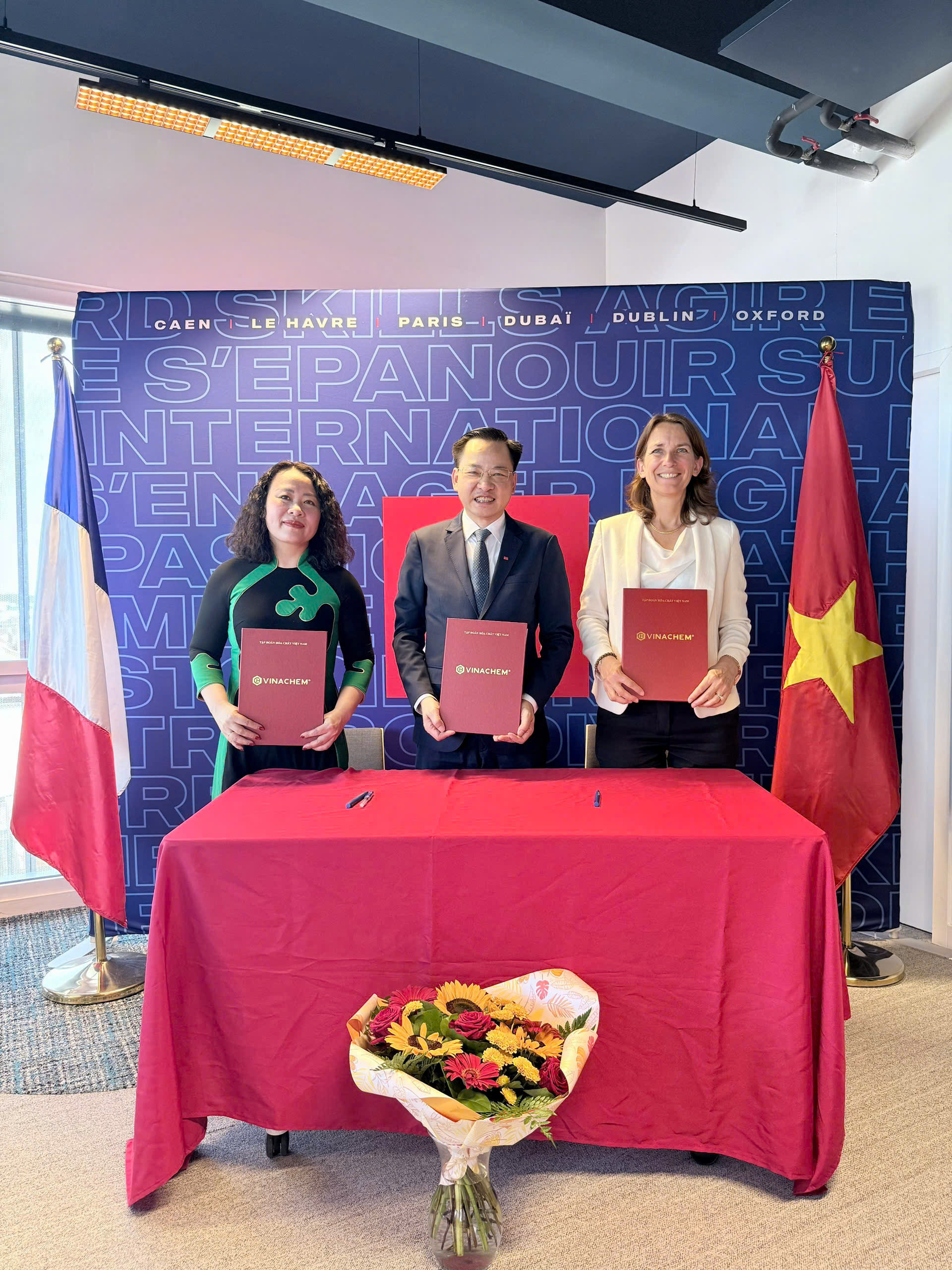 Ng&agrave;y 06/7/2025, tại th&agrave;nh phố Le Havre (Cộng ho&agrave; Ph&aacute;p), Đo&agrave;n c&ocirc;ng t&aacute;c đ&atilde; tham dự Lễ Khai giảng Chương tr&igrave;nh bồi dưỡng l&atilde;nh đạo, quản l&yacute; cấp cao v&agrave; Lễ k&yacute; kết Bản ghi nhớ hợp t&aacute;c (MOU) giữa Vinachem, Học viện H&agrave;nh ch&iacute;nh v&agrave; Quản trị c&ocirc;ng c&ugrave;ng Trường Quản trị Normandie