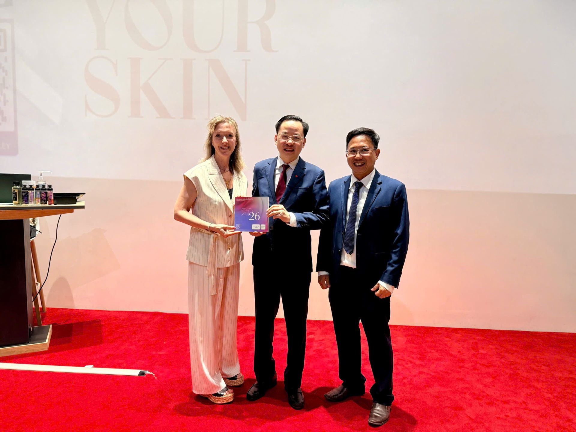 Đo&agrave;n Tập đo&agrave;n Ho&aacute; chất Việt Nam l&agrave;m việc với Hiệp hội Ho&aacute; Mỹ phẩm Cosmetic Valley. &Ocirc;ng Nguyễn Hữu T&uacute; - Tổng Gi&aacute;m đốc Tập đo&agrave;n k&yacute; &Yacute; định thư hợp t&aacute;c với Cosmetic Valley.