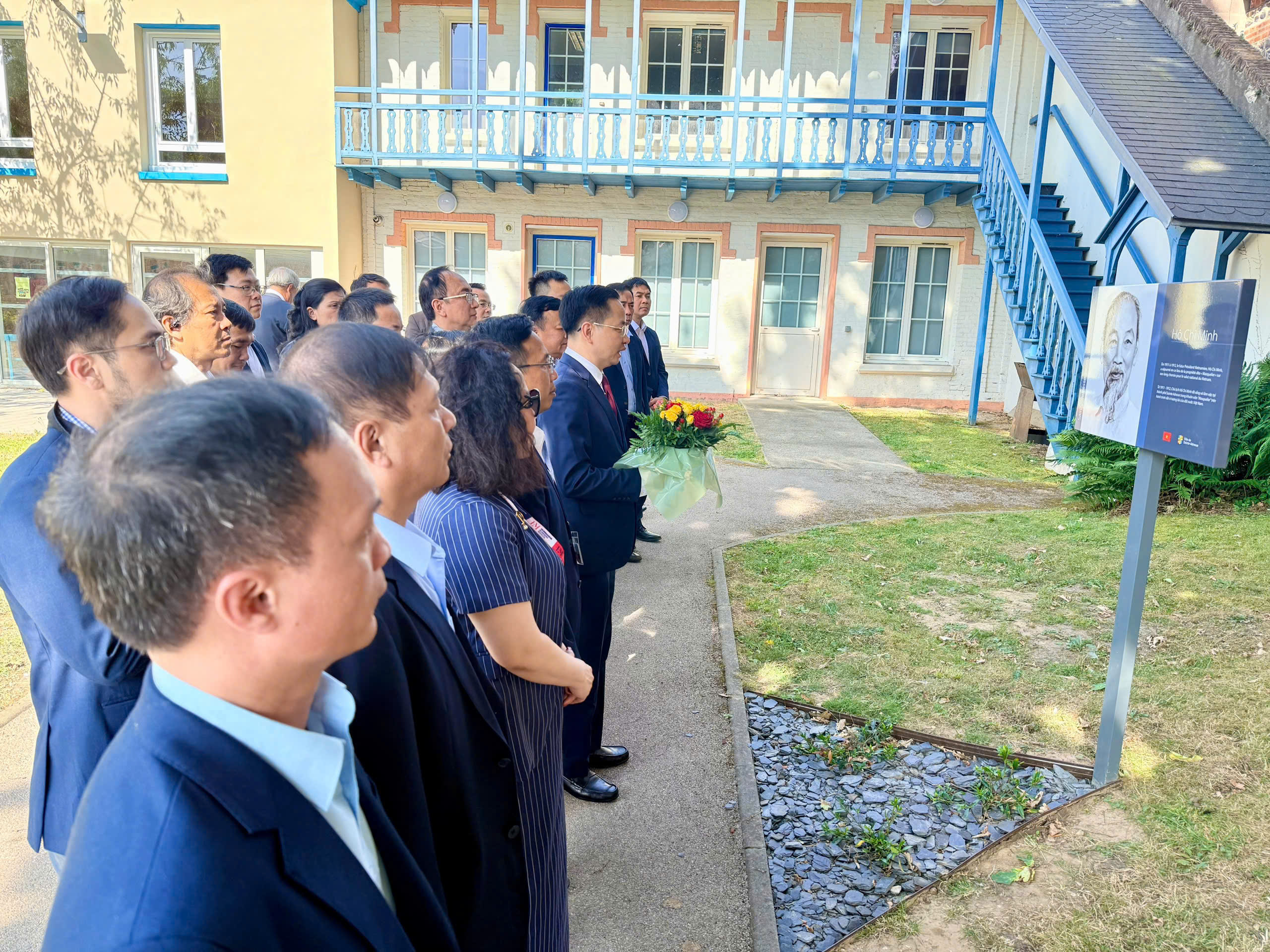 Trong khu&ocirc;n khổ chuyến c&ocirc;ng t&aacute;c, Đo&agrave;n đ&atilde; đến d&acirc;ng hoa tưởng niệm tại nơi Chủ tịch Hồ Ch&iacute; Minh từng sống v&agrave; l&agrave;m việc tại Le Havre (Ph&aacute;p)