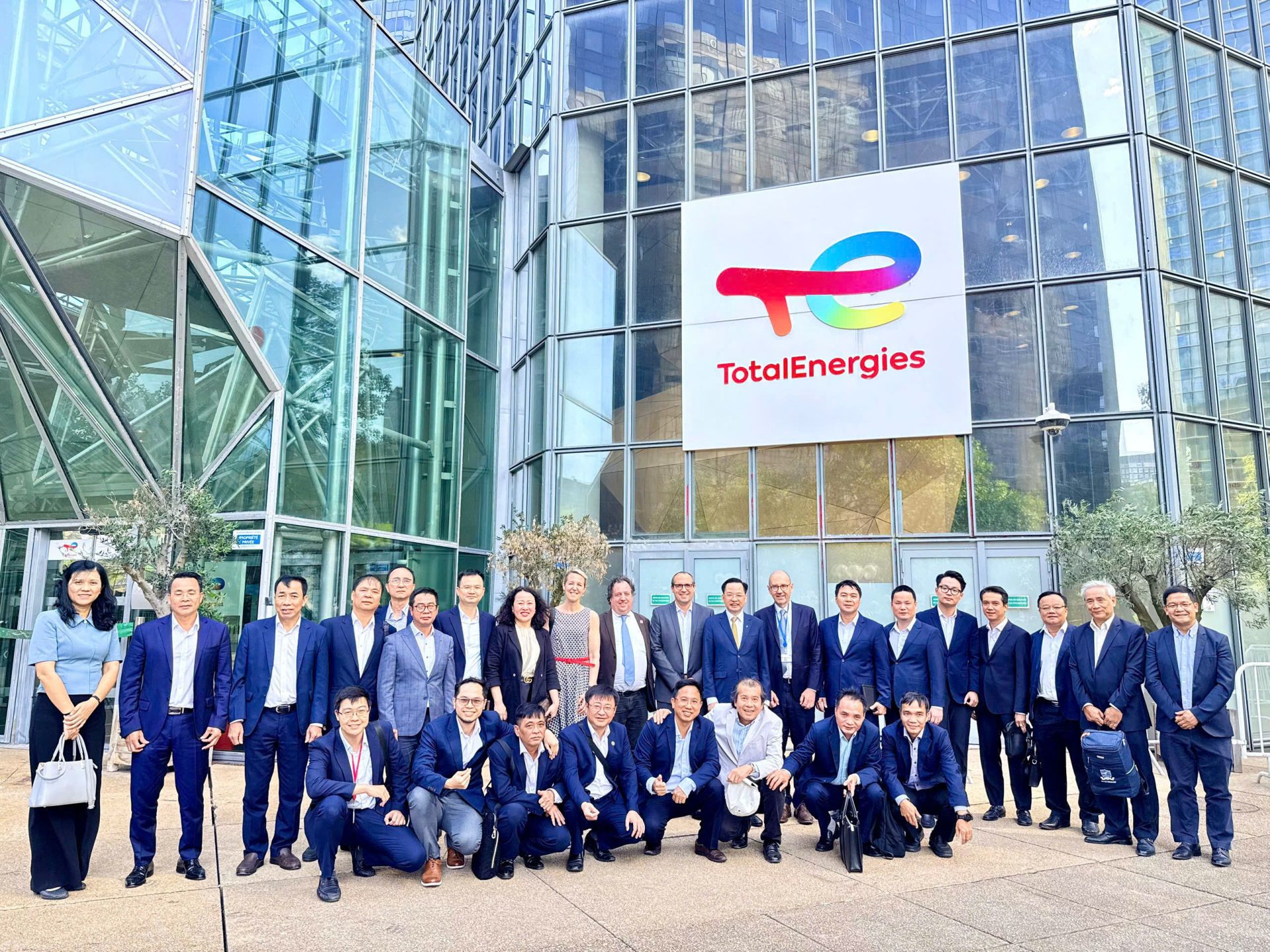 Đo&agrave;n c&ocirc;ng t&aacute;c l&agrave;m việc với Tập đo&agrave;n TotalEnergies nhằm trao đổi về xu hướng chuyển đổi năng lượng v&agrave; ph&aacute;t triển c&ocirc;ng nghiệp bền vững