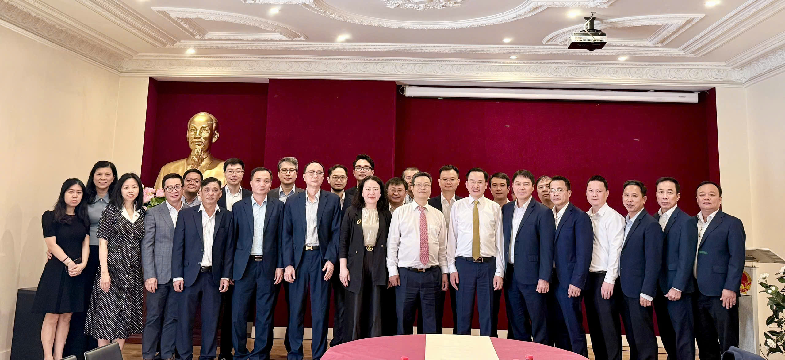 Đo&agrave;n Tập đo&agrave;n Ho&aacute; chất Việt Nam thăm v&agrave; l&agrave;m việc tại Đại sứ qu&aacute;n Việt Nam tại Cộng Ho&agrave; Ph&aacute;p
