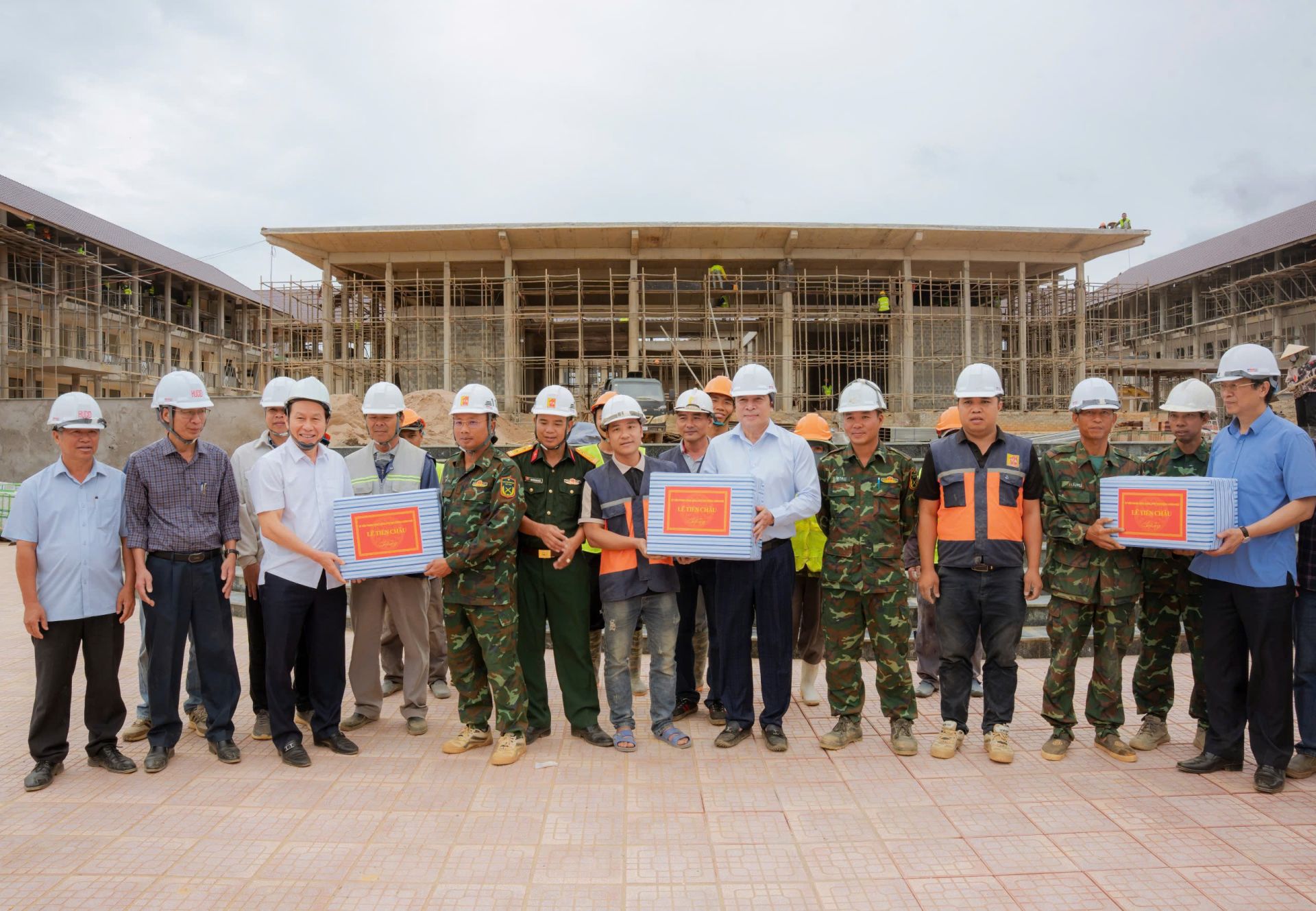 Tặng quà đơn vị thi công Tặng quà đơn vị thi công