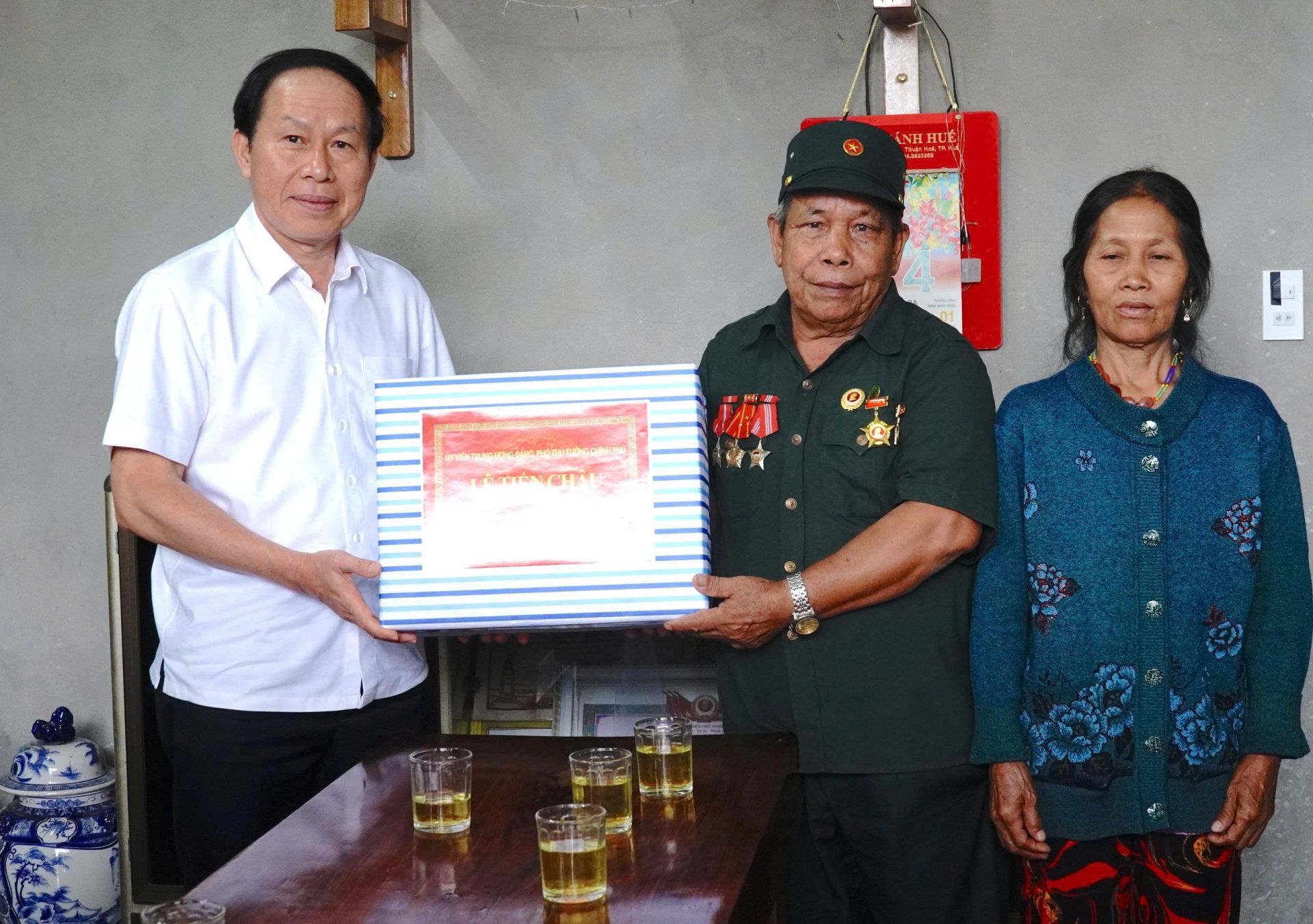 Thăm tặng quà tại A lưới Thăm tặng quà tại A lưới