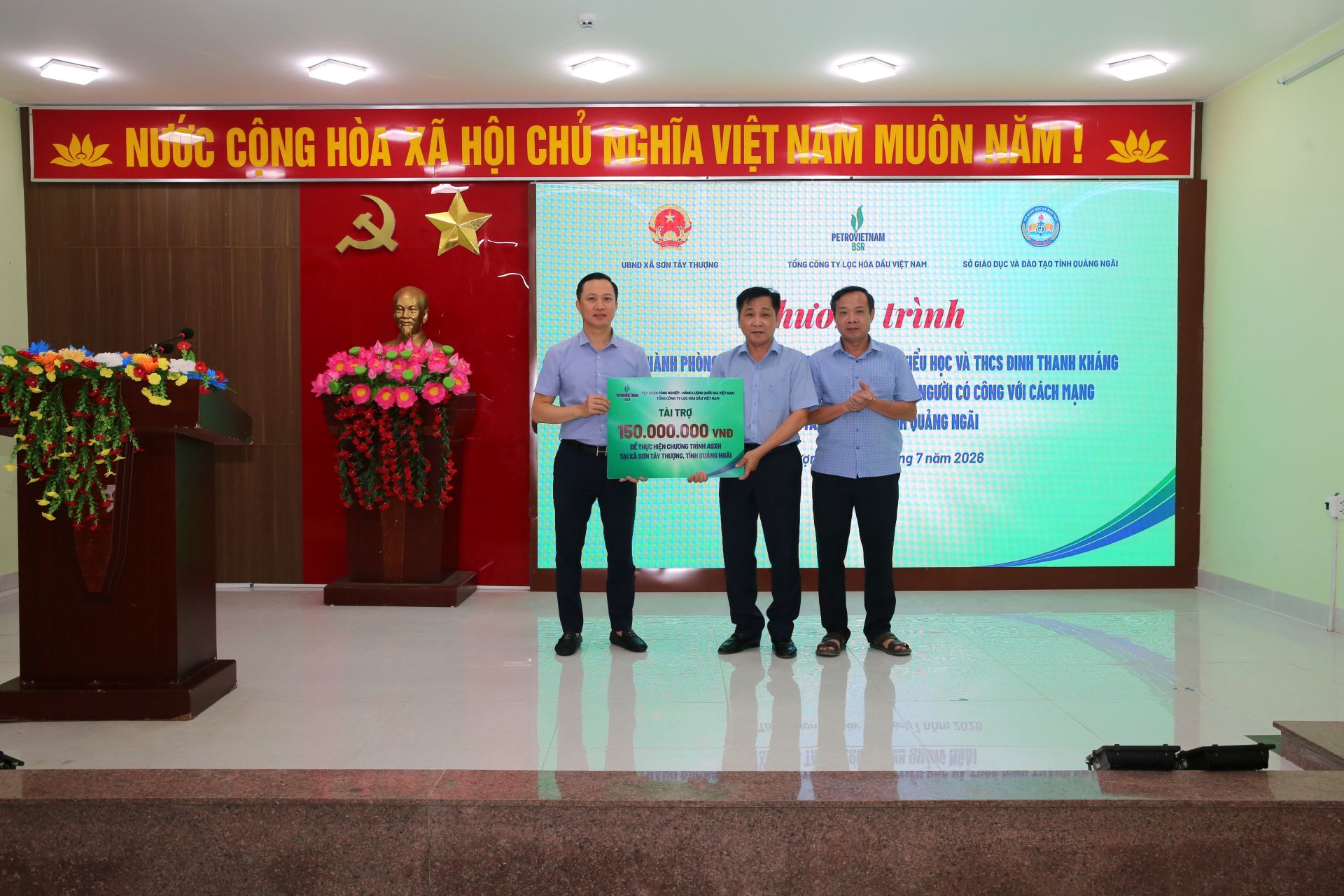 &Ocirc;ng Phạm Minh Nghĩa - Ph&oacute; Tổng Gi&aacute;m đốc BSR trao hỗ trợ x&atilde; Sơn T&acirc;y Thượng thực hiện c&aacute;c hoạt động an sinh x&atilde; hội