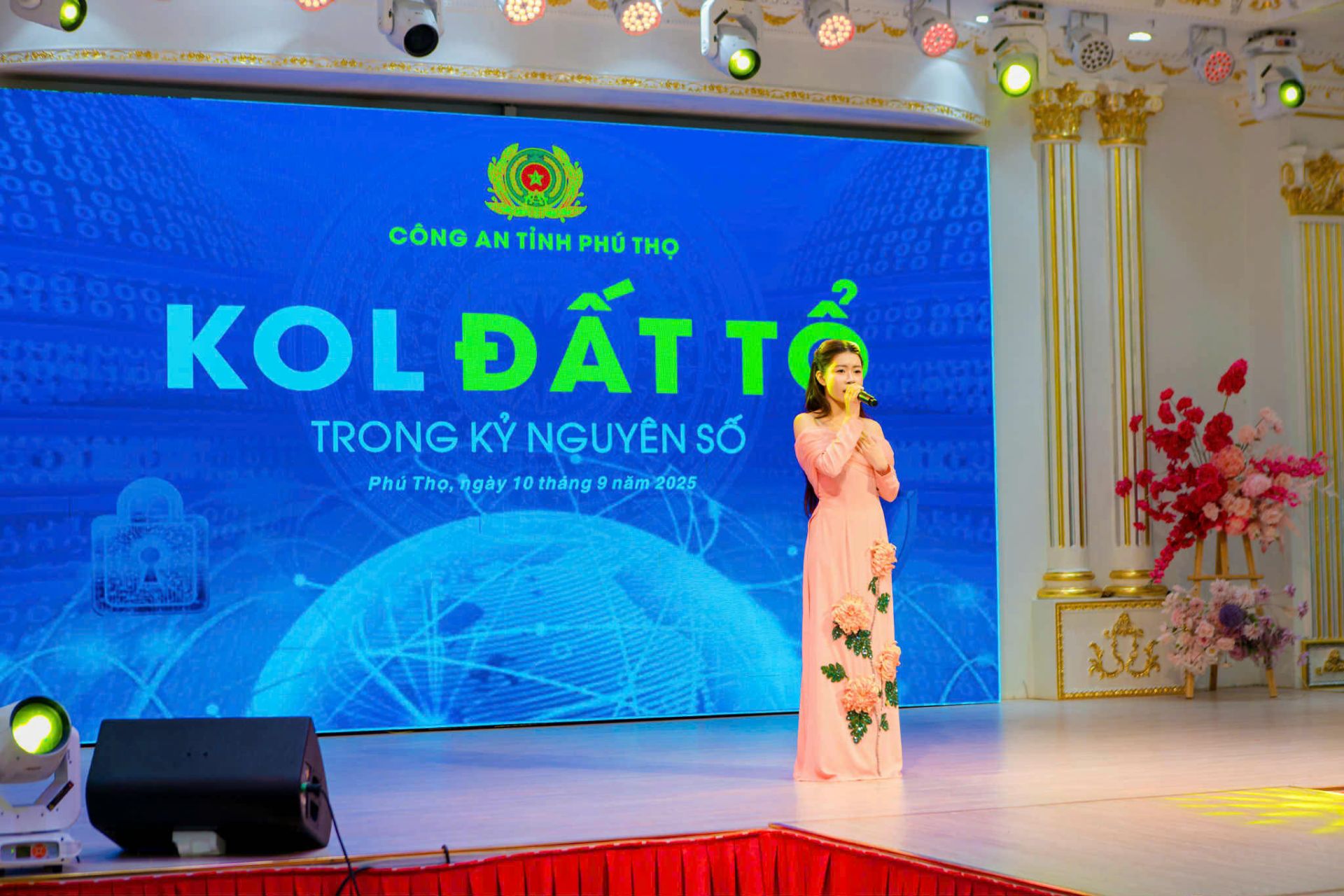 Nữ diễn viên Đinh Thị Ngọc Huyền cống hiến hết mình tại chương trình Nữ diễn viên Đinh Thị Ngọc Huyền cống hiến hết mình tại chương trình