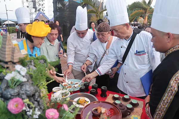 Tổ trọng t&agrave;i kiểm tra thực tế c&aacute;c m&oacute;n ẩm thực của c&aacute;c đội tham gia v&agrave; chấm thi tại Lễ hội ẩm thực Yến s&agrave;o 2025