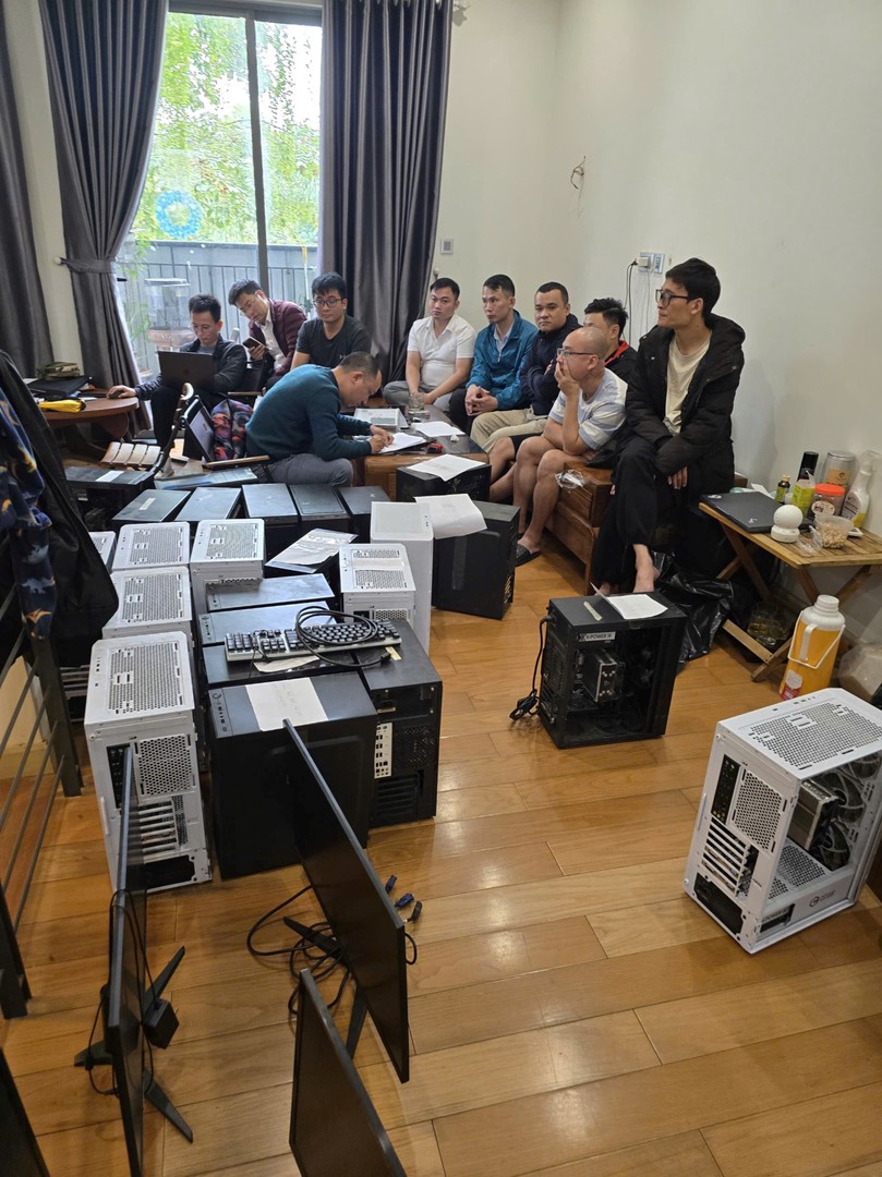 Lực lượng chức năng kiểm tra dữ liệu trên máy tính của các đối tượng. Ảnh: Công an cung cấp Lực lượng chức năng kiểm tra dữ liệu trên máy tính của các đối tượng. Ảnh: Công an cung cấp
