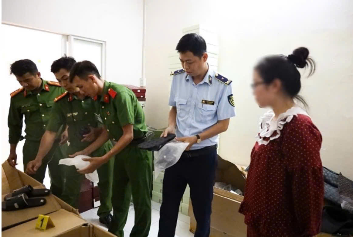 Phát hiện nhiều vụ buôn lậu, vi phạm kinh doanh hàng hóa trong 6 tháng đầu năm. Phát hiện nhiều vụ buôn lậu, vi phạm kinh doanh hàng hóa trong 6 tháng đầu năm.