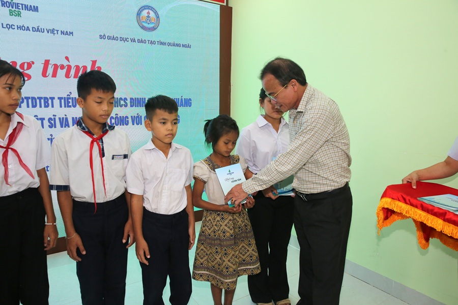 &Ocirc;ng Nguyễn Ngọc Th&aacute;i - Tỉnh ủy vi&ecirc;n, Gi&aacute;m đốc Sở Gi&aacute;o dục v&agrave; Đ&agrave;o tạo tỉnh Quảng Ng&atilde;i trao học bổng cho c&aacute;c em học sinh vượt kh&oacute;, học giỏi của Trường PTDTBT TH&THCS Đinh Thanh Kh&aacute;ng